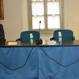 Le due sedie vuote dei consilieri del M5S Alessandro Caparelli e Daniele Franco