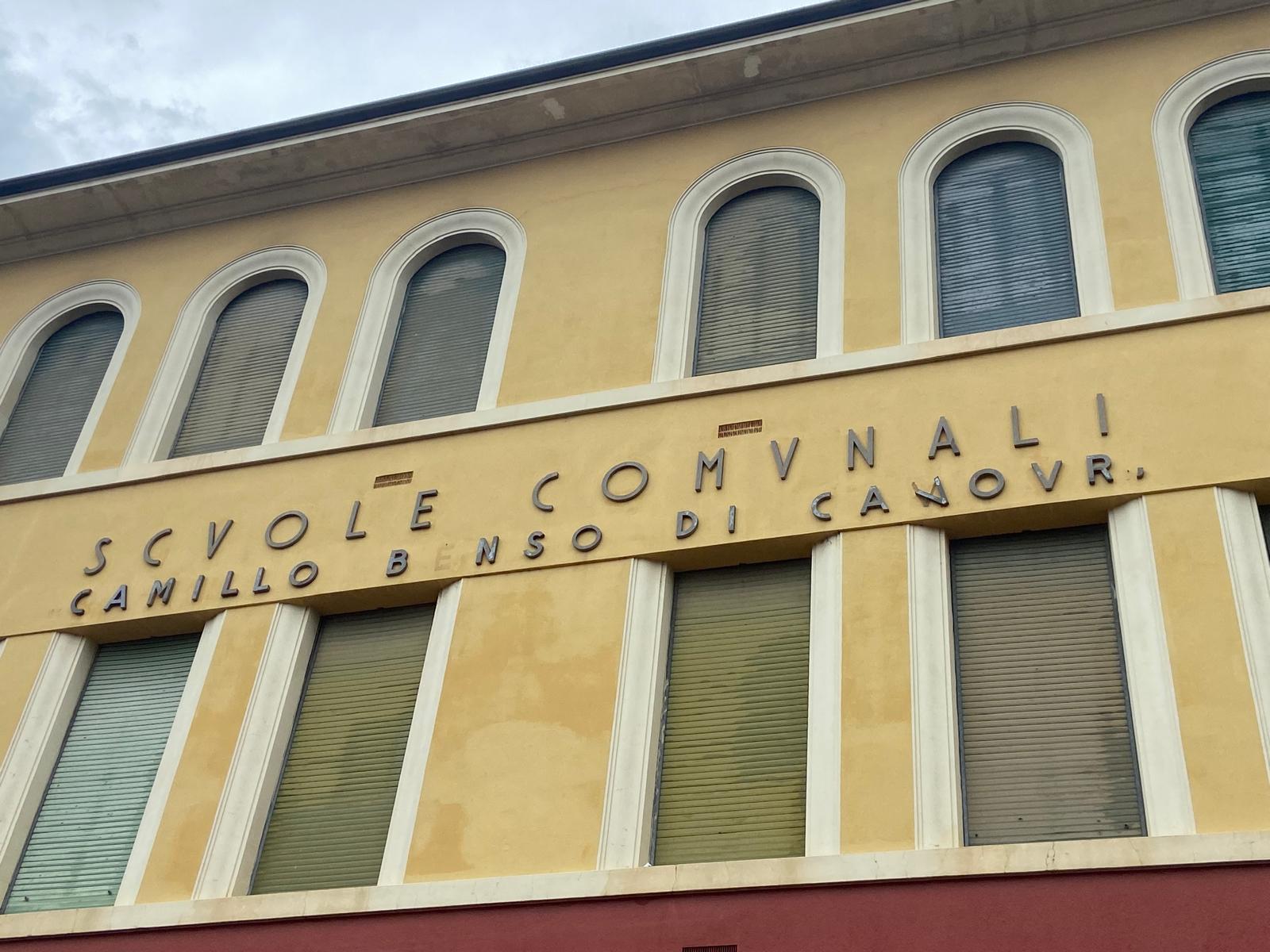 La grandine ha danneggiato la scritta delle elementari Camillo Cavour. All'interno l'acqua è arrivate al laboratorio di informatica