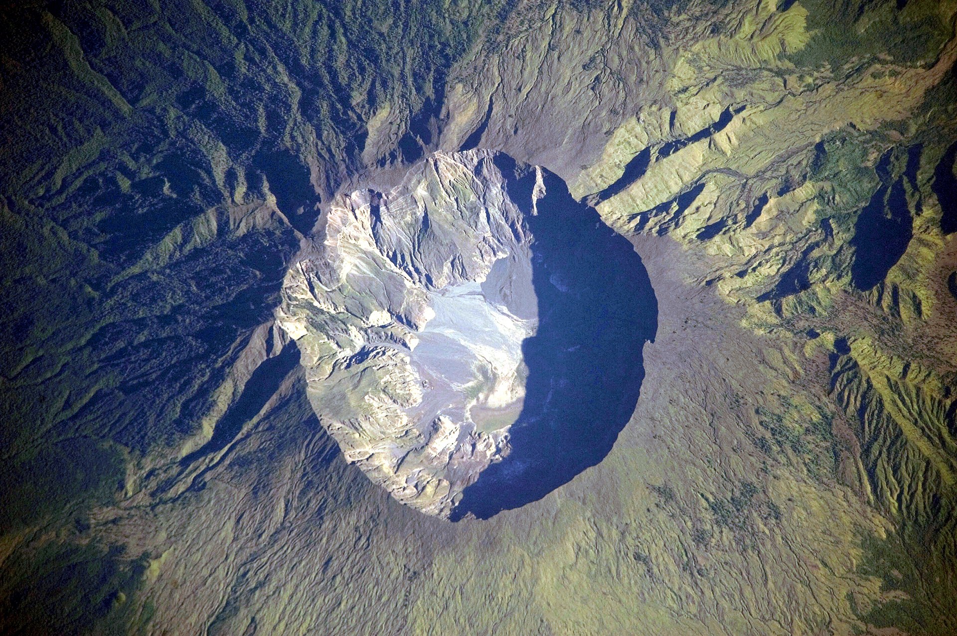 Vulcano Tambora. Fonte delle due immagini Wikipedia