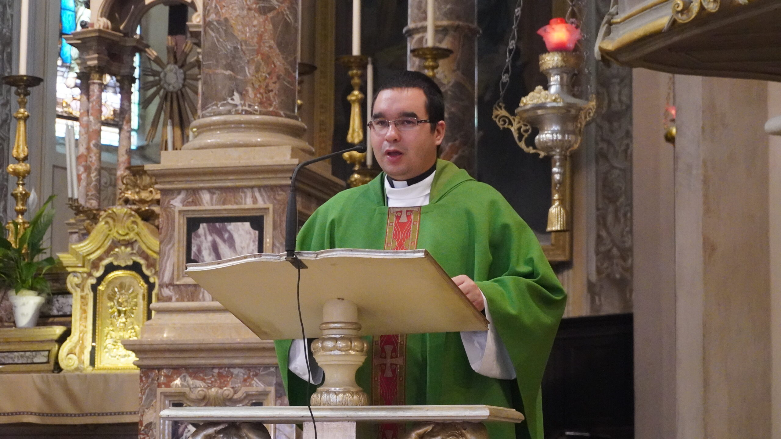 Don Antonio Josè Marin Mosquera celebra la messa. Santena, domenica 21 luglio 2024