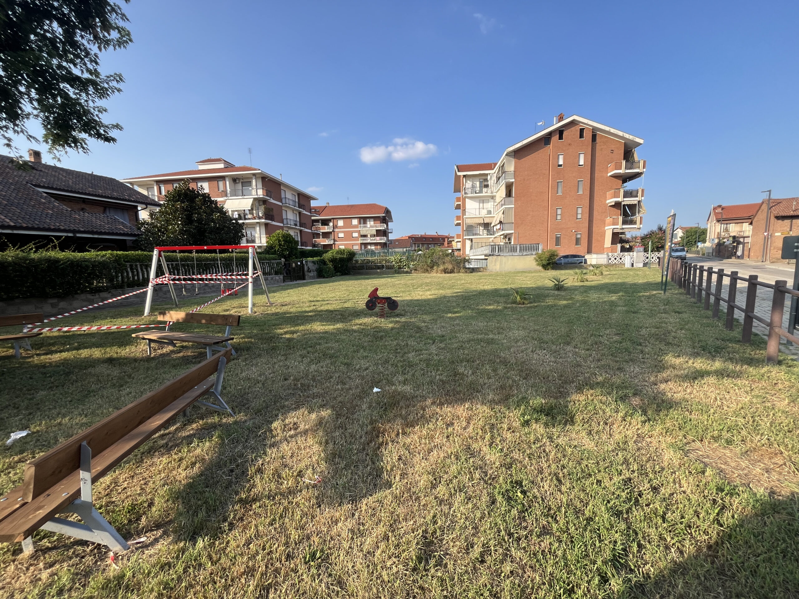 Posa dell'altalena nel parco verde di via Sambuy