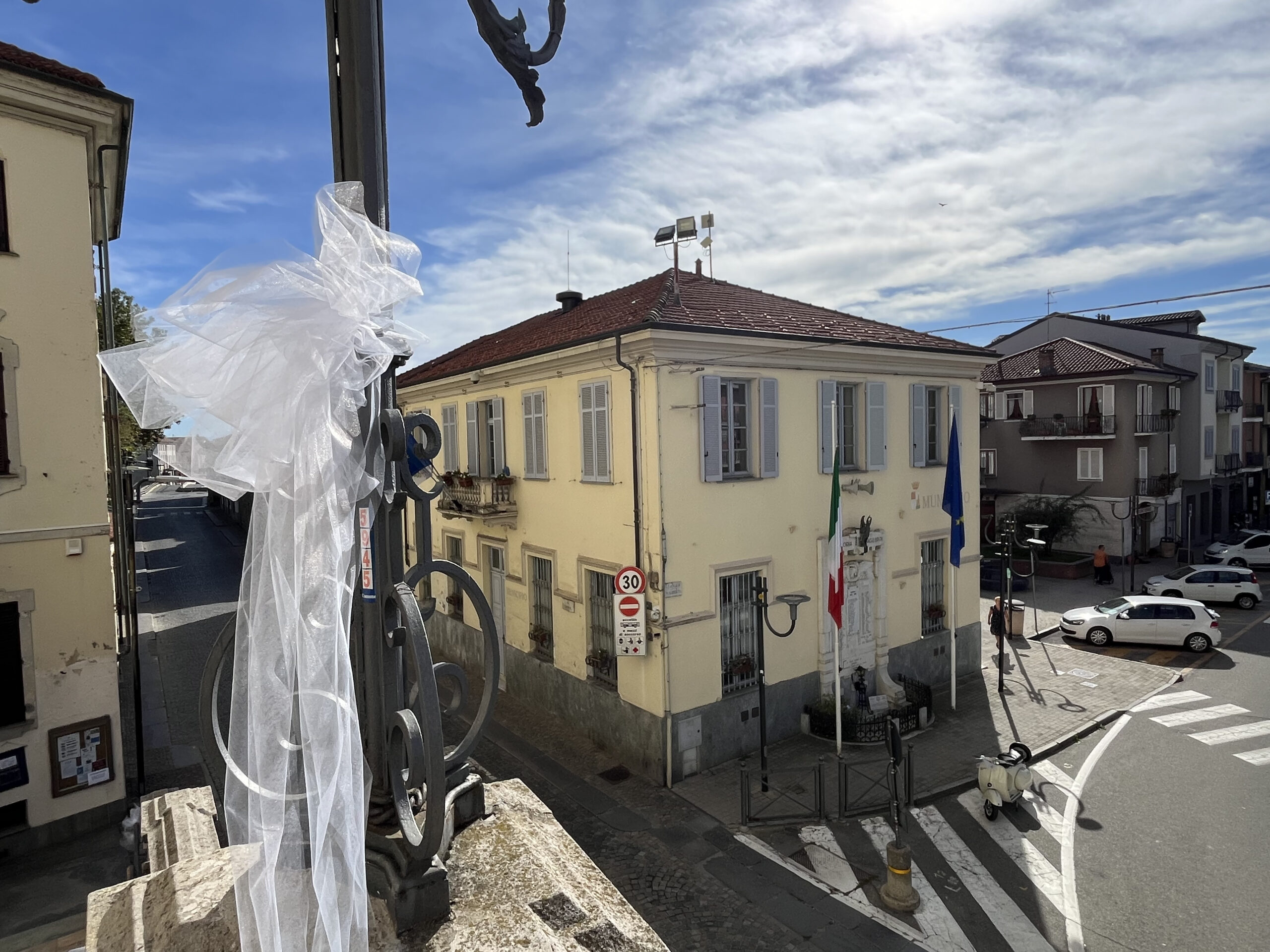 Sopra il titolo del post: ingresso biblioteca civica Enzo Marioni; qui sopra palazzo municipale, sede della giunta cittadina