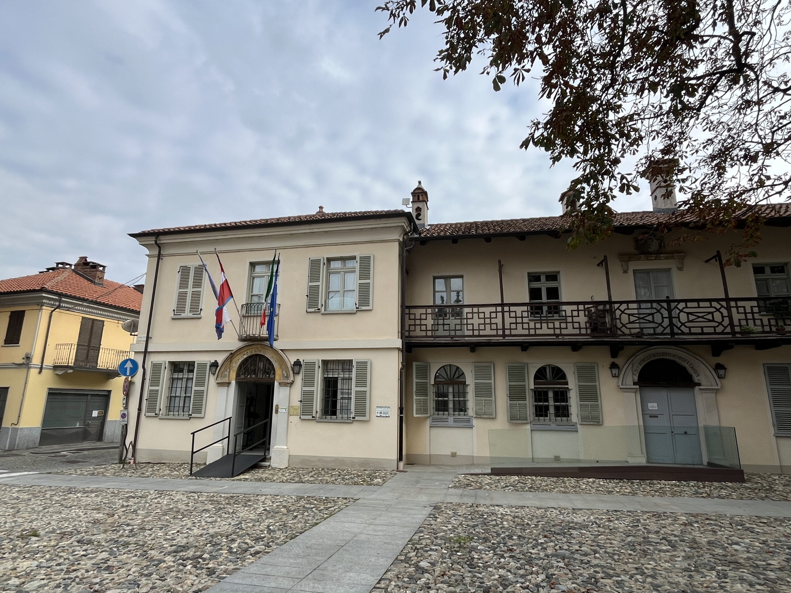 Santena. Ingresso Biblioteca Civica Enzo Marioni. Scatto del 21 settembre 2024