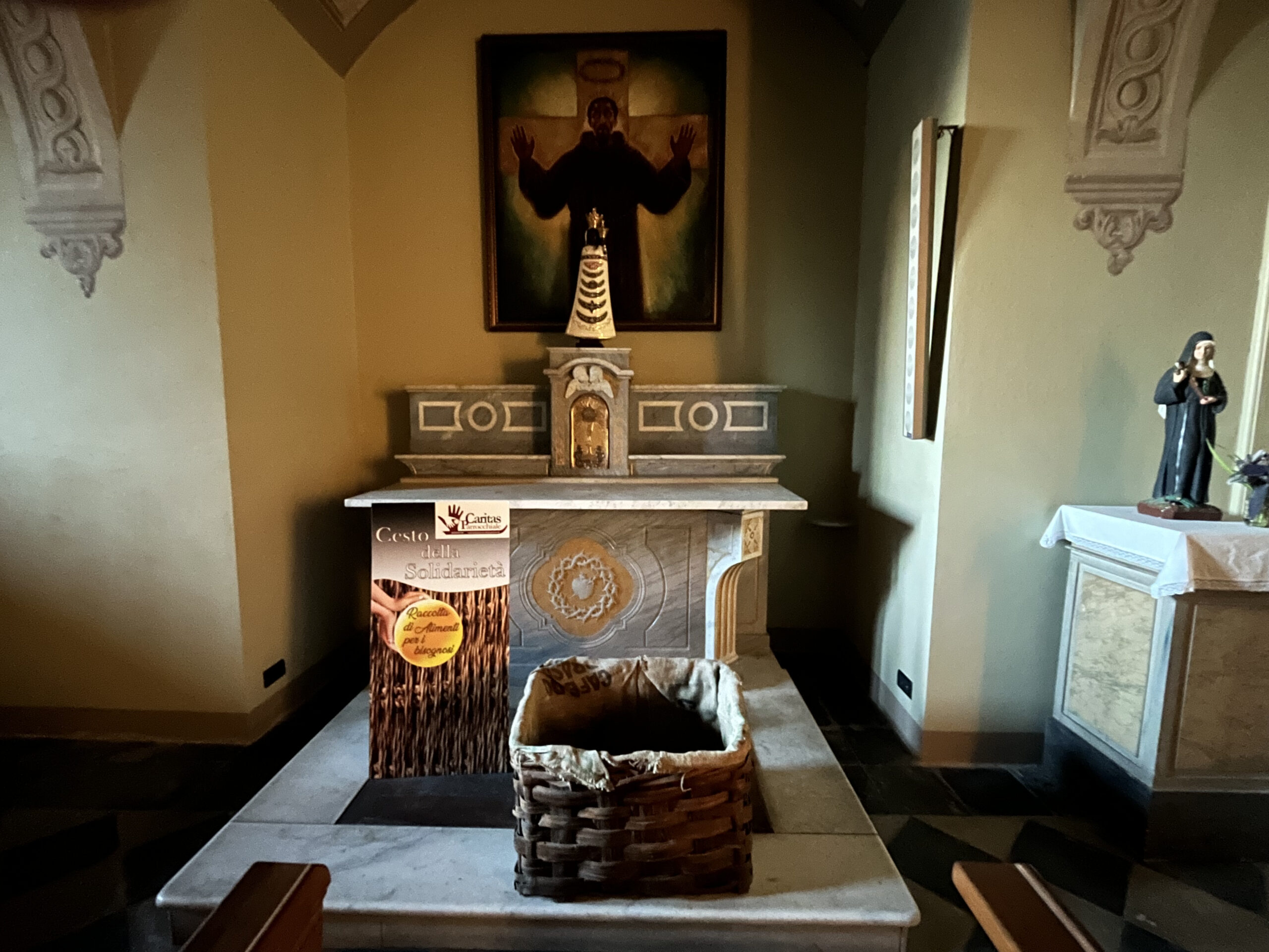 La Cesta della solidarietà, della Caritas parrocchiale di Santena, in grotta parrocchiale