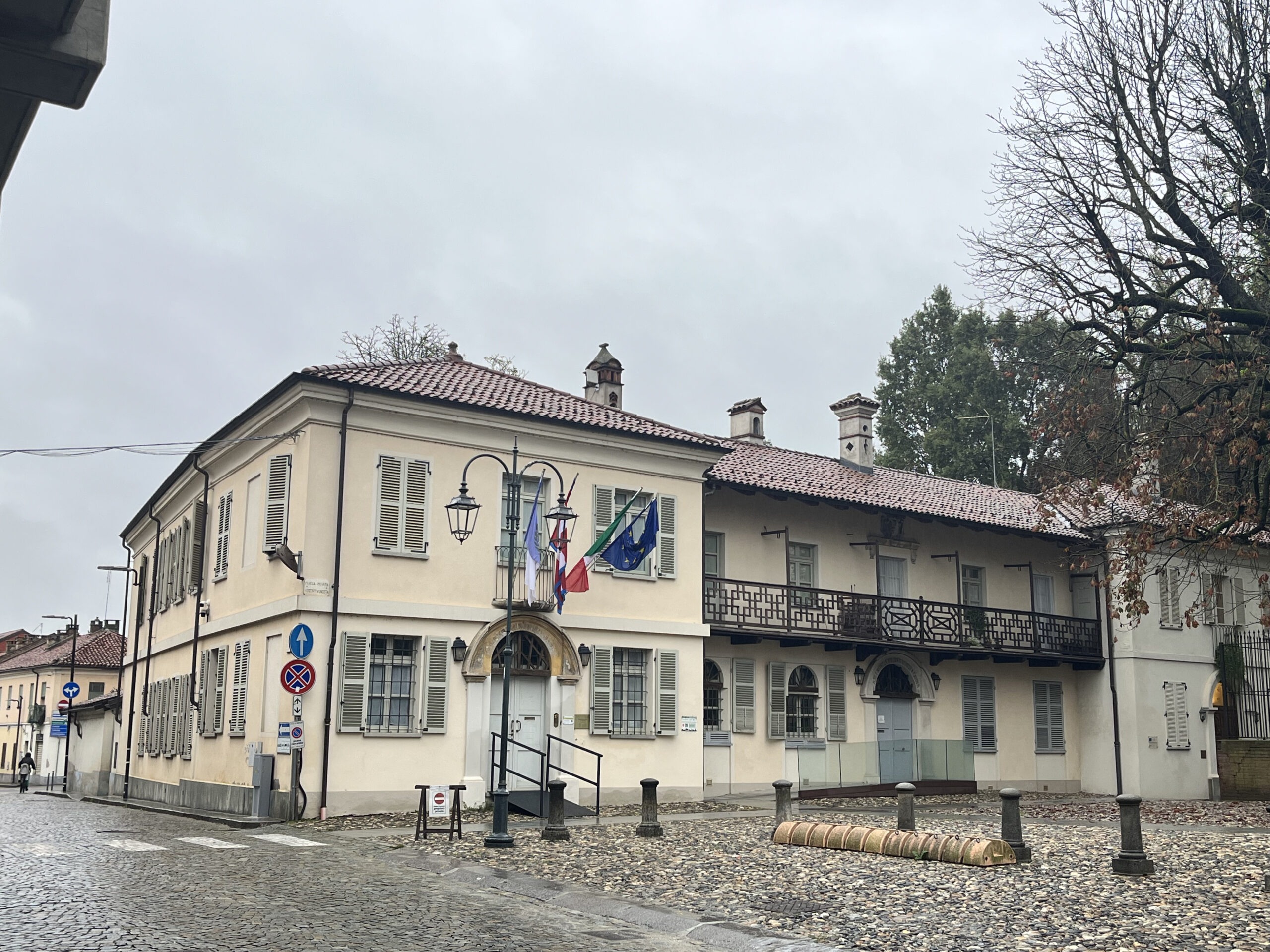 IMMAGINI: sopra il titolo del poste e qui sopra, Santena, ingresso Biblioteca Civica, Edifico che accogli gli Sportelli Informagiovani e Informalavoro. Foto del giorno 20 ottobre 2024