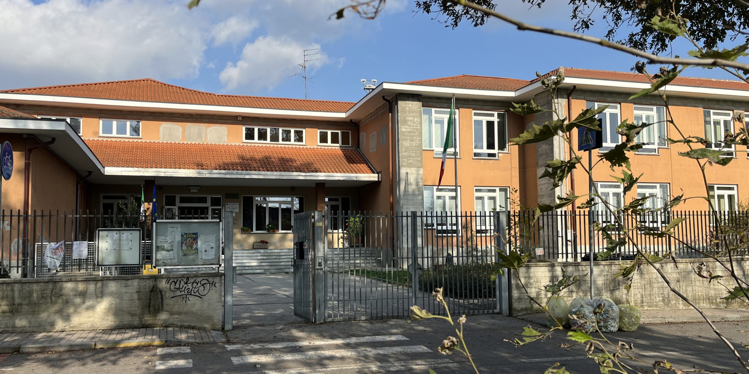 Santena, l'edificio che accoglie la scuola media Giovanni Falcone e il plesso delle Scuole elementari Paolo Borsellino. Foto del 22 ottobre 2024