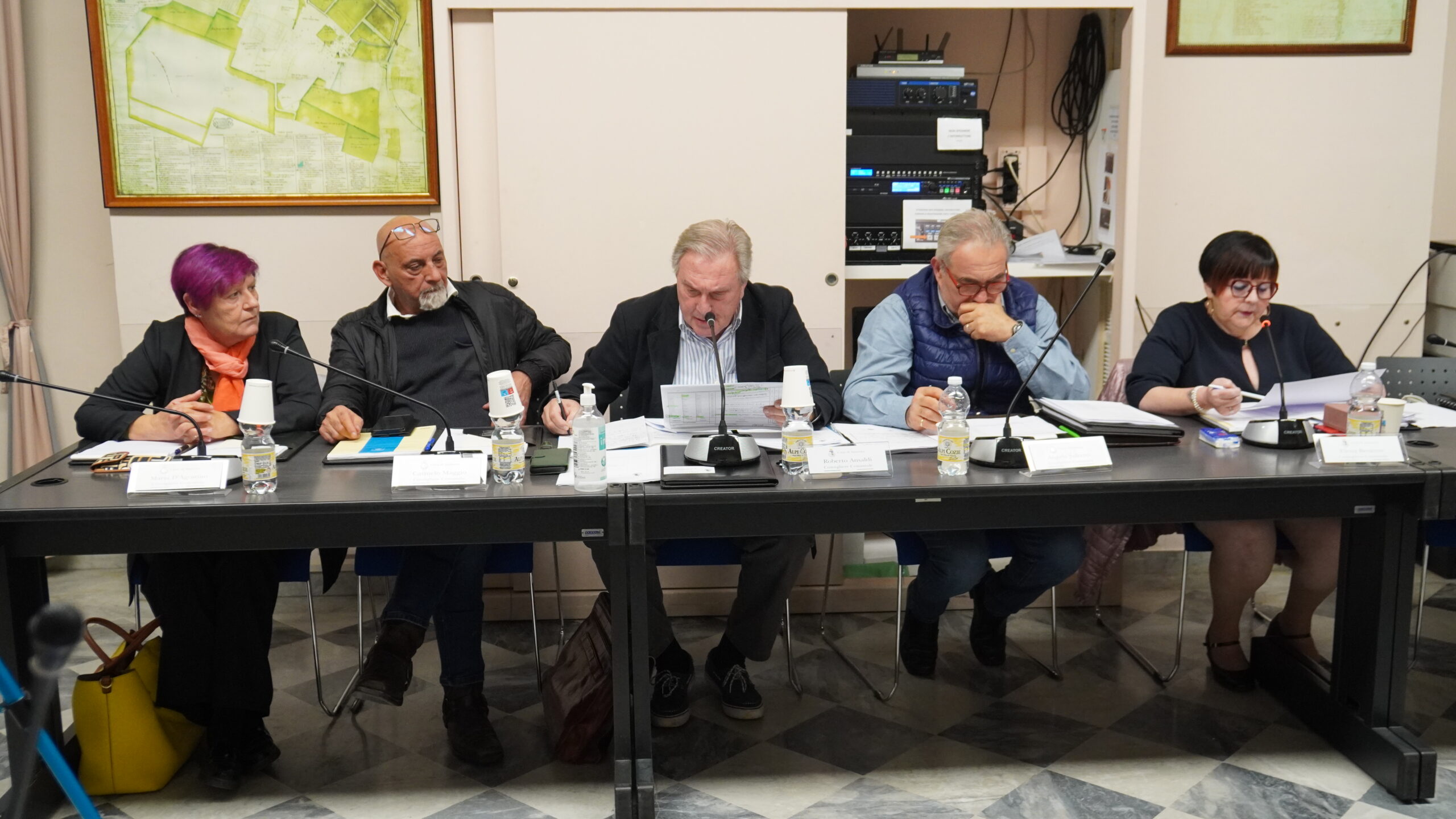 Gruppo consiliare Centro destra unito per Santena. Da sinistra: Marinella D'Agostino, Carmelo Maggio, Roberto Ansaldi, Angelo Salerno (capogruppo) ed Elena Benente.