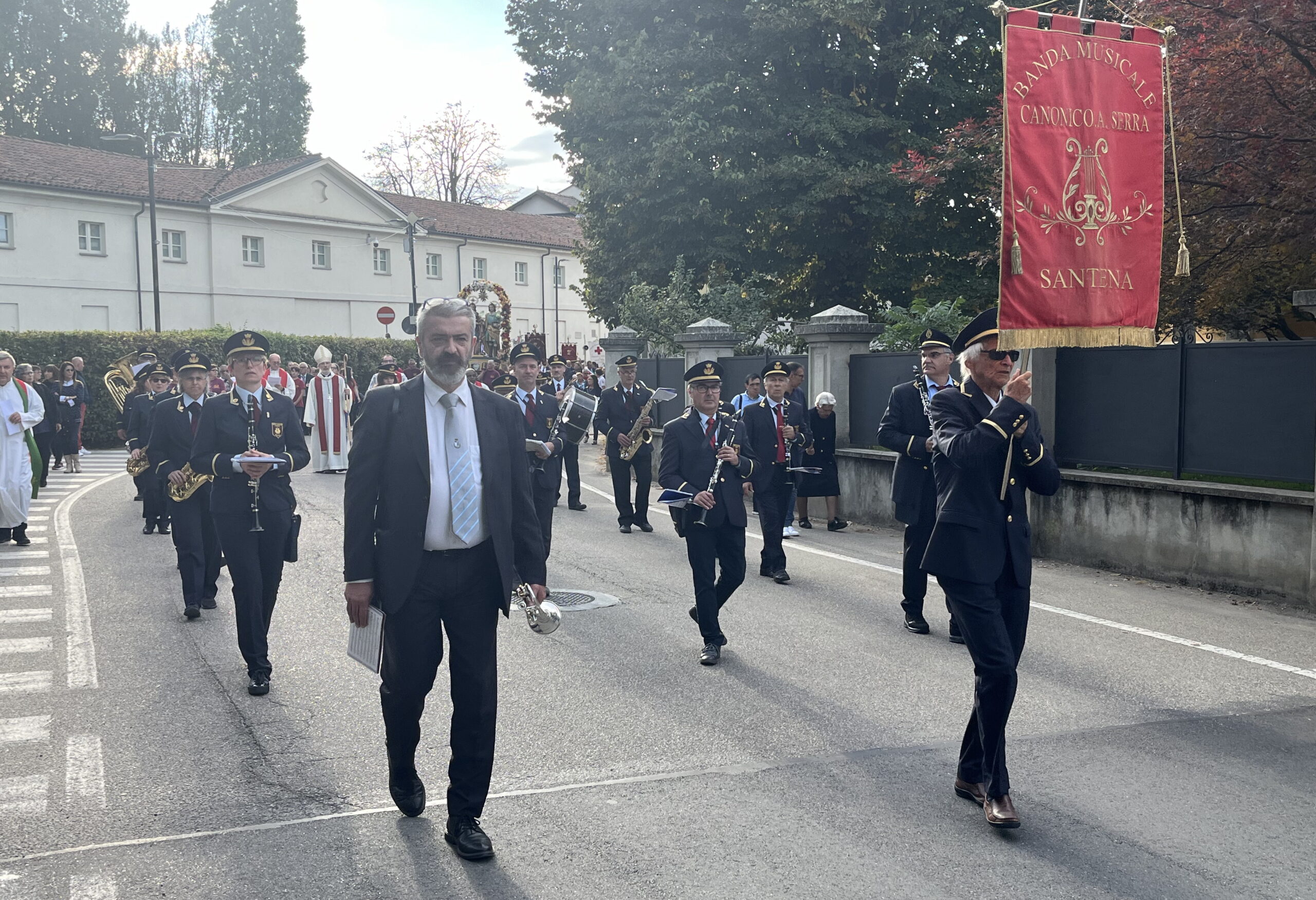 Banda musicale Canonico Serra di Santena alla processione della Festa dei anti Cosma e Damiano, di Santena (29 settembre 2024). Sulla sinistra il M° Maurizio Caldera