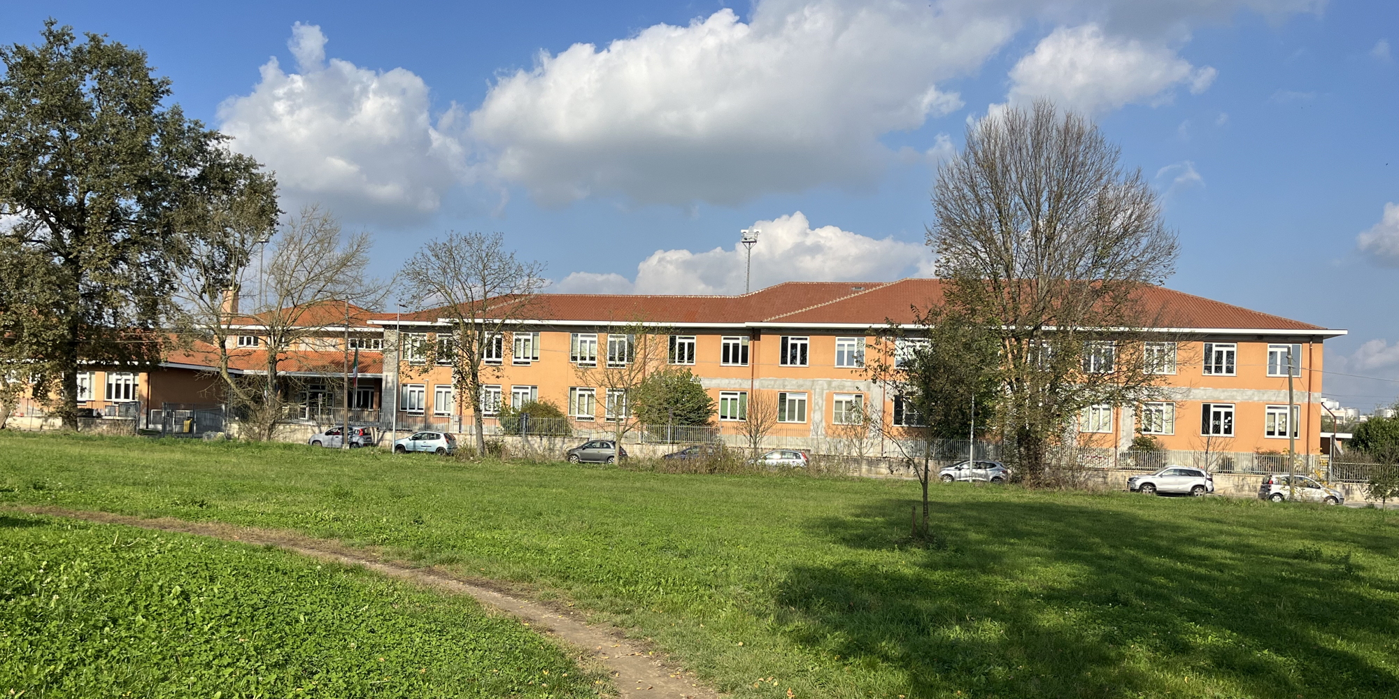 Santena. Ingresso Scuola media Giovanni Falcone e l'edifico che accoglie la Media Giovanni Falcone e il Plesso delle elementari Paolo Borsellino